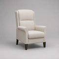 Fauteuil une place à dossier haut en tissu blanc cassé avec accoudoirs et pieds en bois marron foncé, 76 × 85 × 104 cm