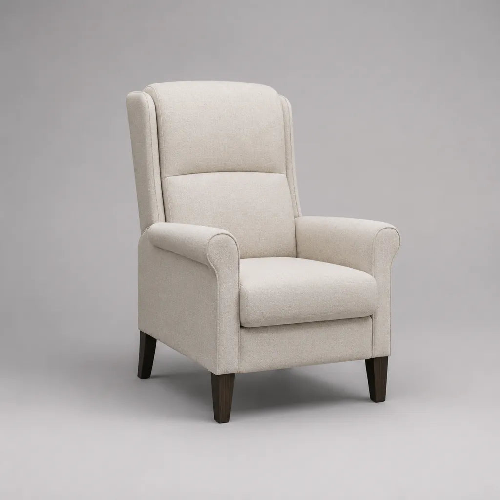 Fauteuil une place à dossier haut en tissu blanc cassé avec accoudoirs et pieds en bois marron foncé, 76 × 85 × 104 cm