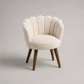 Fauteuil d’appoint en tissu bouclé avec pieds en bois, dossier coquille, ivoire et brun, 73 × 76 × 81 cm