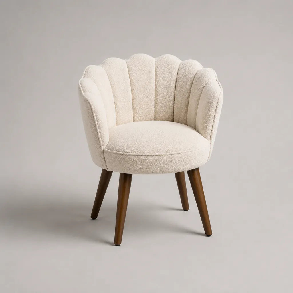 Fauteuil d’appoint en tissu bouclé avec pieds en bois, dossier coquille, ivoire et brun, 73 × 76 × 81 cm
